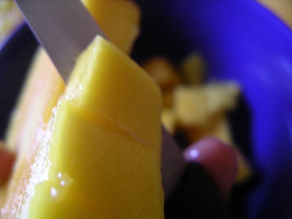 Mango edge into the bowl