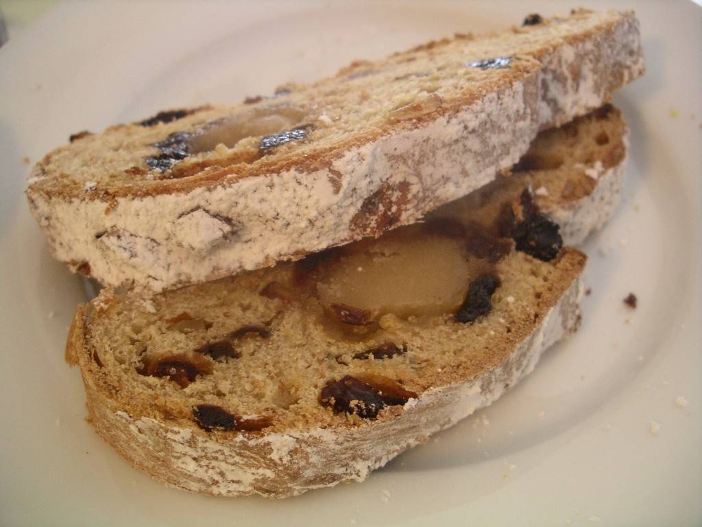 stollen slices