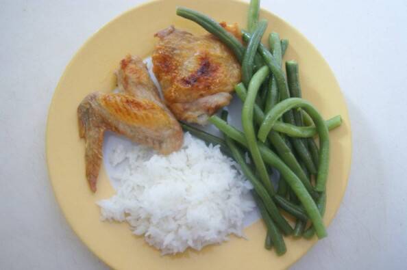 simple broiled chicken meal with rice and green beans