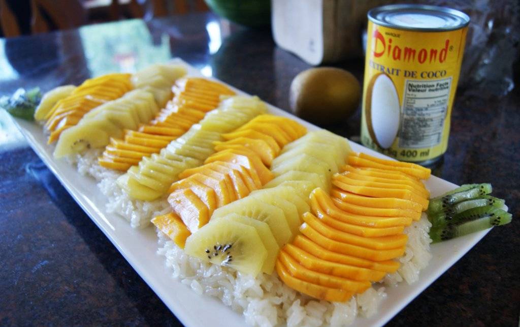 Thai Sweet rice and coconut pudding with Golden Kiwi