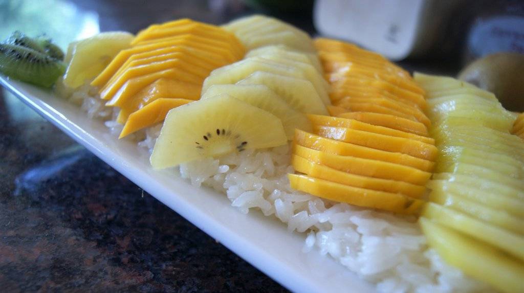 golden kiwi with coconut rice