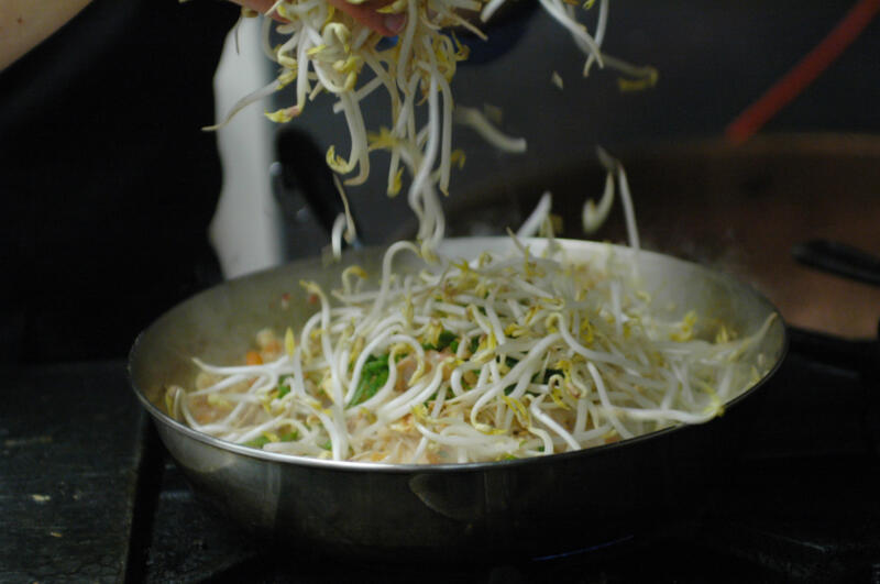 making pad thai